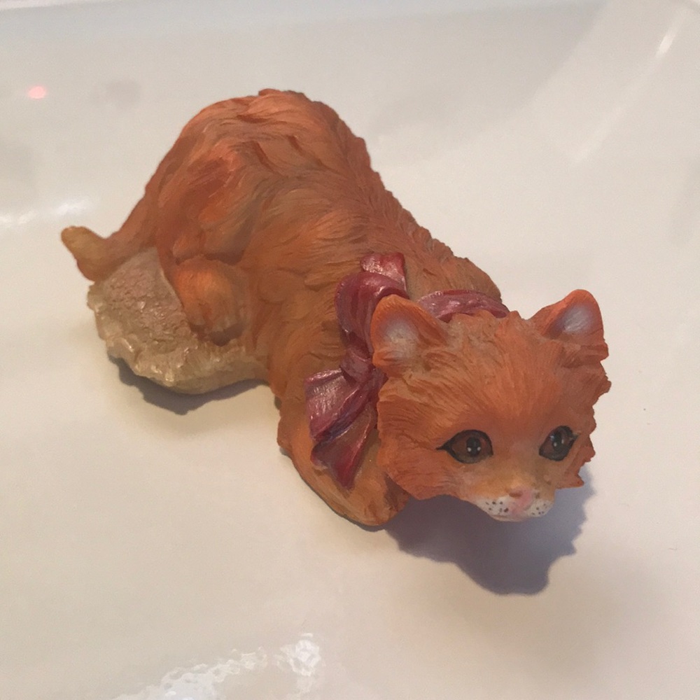 A vintage figurine of the bobble head cat. Rare